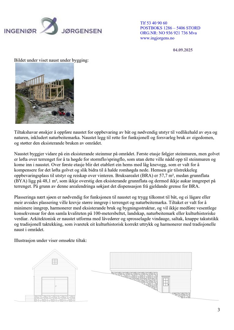 Fotografi av en underbygning (naust) i tre, med tekstbeskrivelse om tiltaket.