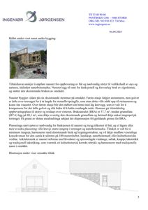 Fotografi av en underbygning (naust) i tre, med tekstbeskrivelse om tiltaket.