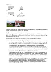 Fotografi av et rødt naust med hvit trim, plassert i en grønn naturmiljø.