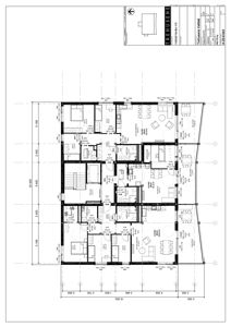 Etasjeplan (1. etasje) for en flerboligbygning med romfordeling, dører, vinduer og mål.