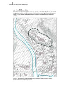 Situasjonsplan som viser et område ved en skole, inkludert topografi, eksisterende bygninger og et definert 'Restriksjonsfritt område' (grønt område) for flodbølgeberedskap.