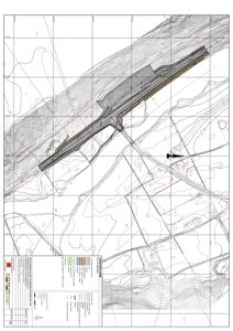 Situasjonsplan som viser bygningens plassering i forhold til terrenget (konturlinjer), vei, og nabolag.