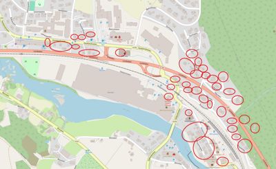 Kart over et område med bygningsplasseringer, veier og vannveier, med røde sirkler som markerer spesifikke punkter.