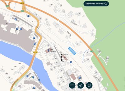 Kartutsnitt som viser eiendomsplassering, vegnett (E39), vann og nabolag i Måløy.