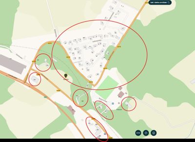 Kartutsnitt (sannsynligvis fra en digital karttjeneste) som viser et område med veier, grøntområder og flere bygninger. Det er flere røde sirkler som markerer spesifikke eiendommer eller bygninger.
