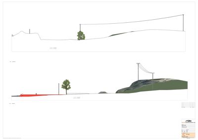 Oppriss av bygning sett utenfra (fasadetegning) med terrengform og detaljer som trær og strømledninger.