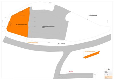 Situasjonsplan som viser tomtens grenser, eksisterende og ny lagringsplass, samt terrengoppfylling og veiforhold.