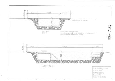 Tegning som viser tverrsnitt (snitt) gjennom en planlagt bassengkonstruksjon, inkludert dimensjoner og beskrivelse av grunnmur og drønerende masser.