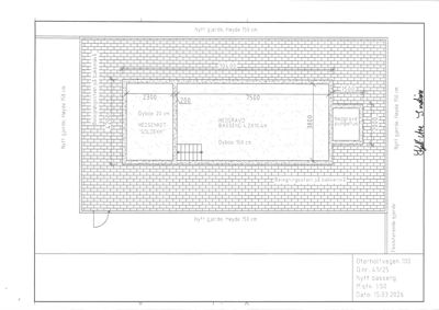 Etasjeplan (toppsikt) som viser plassering og dimensjoner av et basseng, soldekk og pumpehus, samt gjerdene rundt.