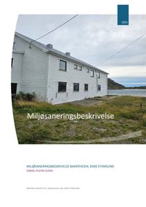 Fotografi av en hvit, langbygning med panelvegg og flere vinduer, sett fra siden. Bygningen står ved vann med fjell i bakgrunnen. Bildet er brukt som omslagsbilde for en miljøsaneringsbeskrivelse.