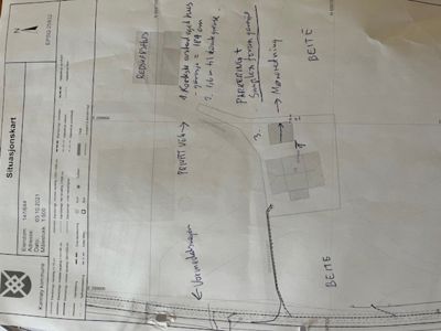 Situasjonskart med håndskrevne notater om tomt, vei og beite