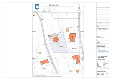 Situasjonskart som viser eiendomsnummer, grenser, naboeiendommer og topografi for et byggeprosjekt.