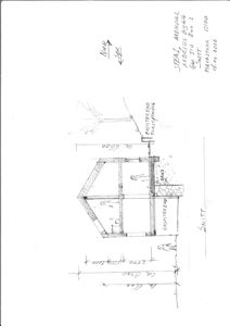 Snittegning som viser tverrsnitt gjennom en bygning med mål og notasjoner om eksisterende og ny forstøtningsmur.