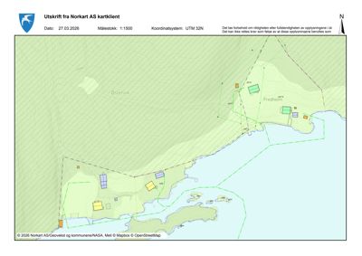 Situasjonskart (Norkart) som viser topografi, vegnett og plassering av bygninger i et område ved kysten.