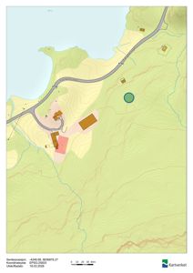 Kart over et område med topografi, veier og bygningsplasseringer. Kartet viser en sentreposisjon og koordinatsystem.
