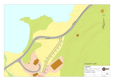Situasjonsplan som viser tomtens topografi, eksisterende og planlagte bygninger, veier (inkl. veggbredder) og vannkropp.
