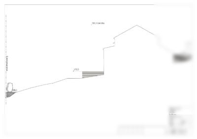 Snittegning som viser bygningens høydeprofil, terrengforhold og nivåer.
