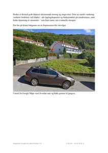 Fotografi av en eiendom med hus, hekk, veggmur og bil, tatt fra Google Maps.