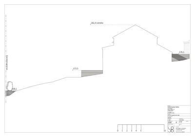 Snittegning som viser bygningens høydeprofil, terrengforhold og nivåer.