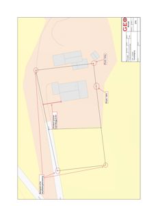 Situasjonsplan som viser tomtens geometri, grenser (veier og grunneiergrense), eksisterende bygninger og målepunkter.