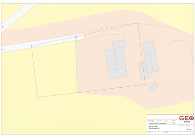 Situasjonsplan som viser tomtens grenser, bygningers plassering og tilstøtende veier.