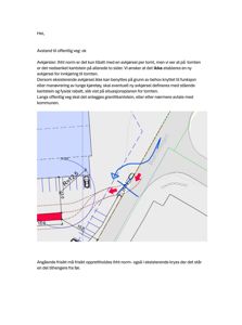 Bildet viser en situasjonsplan for en tomt med angivelse av avstander til offentlig veg, kantstein, og parkeringsplasser.