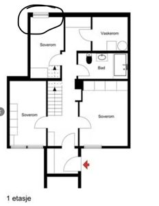 Etasjeplan for 1. etasje som viser romfordeling (soverom, bad, vaskerom), trapp og inngang.