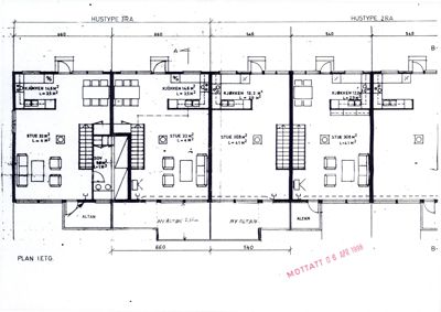 Etasjeplan (1. etasje) for en rekkehusbebyggelse med romfordeling, mål og arealoppdelinger for ulike husmodeller.
