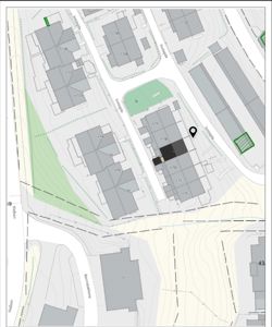 Situasjonsplan som viser bygningers plassering i forhold til gater (Innlegda, Valsen, Remisbakken) og topografi.