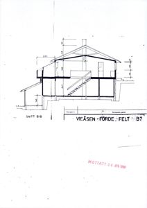 Snittegning (SNITT B-B) av en bygning som viser konstruksjon, høyder og innvendig oppbygning.