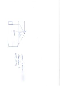 En håndtegnet snittegning som viser bygningens tverrsnitt, takform og innvendige høyder.