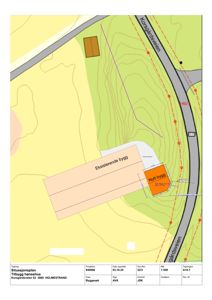 Situasjonsplan som viser eksisterende og nytt bygg i forhold til terrenget, vei og naboeiendom.