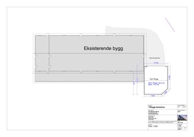 Etasjeplan som viser plassering av nytt tilbygg i forhold til eksisterende bygning, med mål og arealopplysninger.
