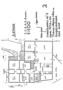 Etasjeplan for 2. etasje i en bygning, med romfordeling, mål og orientering.