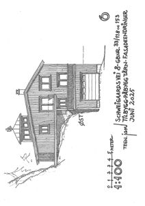 Fasadetegning (opprikk) av en hytte sett fra øst (ØST). Tegningen viser takform, vinduer, garasjeport og grunnforhold.
