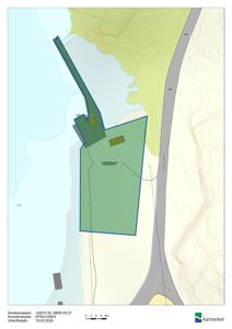 Situasjonsplan som viser tomtens form, areal (1055 m²), beliggenhet i forhold til vei (Råsjøvegen) og vann, samt høydekurver.