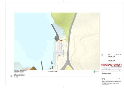 Situasjonsplan som viser bygningens plassering i forhold til kystlinjen, vei og terrenget.