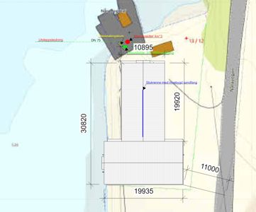 Situasjonsplan som viser bygningens plassering i forhold til naboeiendom, vei og vann, med angitte mål og tekniske installasjoner.