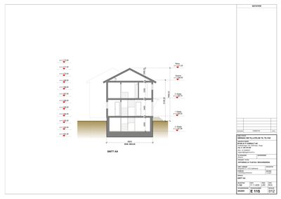 Snittegning (SNITT AA) som viser bygningens tverrsnitt med høydemål og romfordeling.