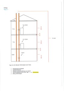 Snittegning som viser etasjehøyder, plassering av ildsteder og skorsteinskonstruksjon gjennom bygningen.