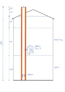 Et håndtegnet snitt av en bygning som viser høyder, etasjer (kjeller, 1.etg) og en peis.