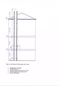 Et håndtegnet snitt gjennom en bygning som viser høyder, etasjer og konstruksjonsdetaljer.
