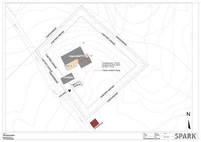 Situasjonsplan som viser tomtens form, tomtegrenser, eksisterende og nybygg, samt adkomst og orientering.