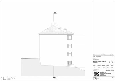Fasadetegning som viser bygningens utseende fra øst, inkludert takform, vinduer og grunnplan.