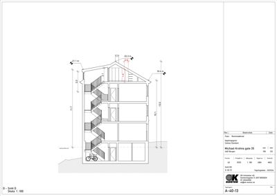 Snittegning (Snitt D) som viser bygningens høyde, etasjer, trapp og takkonstruksjon.