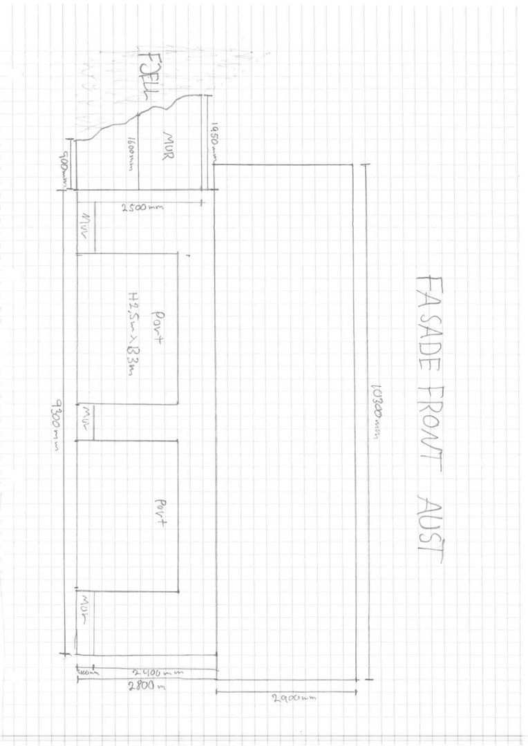 Håndtegnet fasadetegning av bygningens front (AUST) med mål og romfordeling.