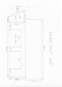 Håndtegnet fasadetegning av bygningens front (AUST) med mål og romfordeling.