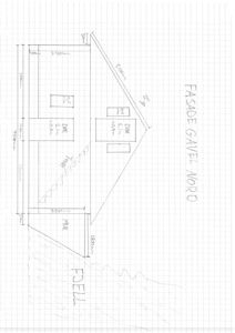 Håndtegnet fasadetegning (oppriss) av en bygning sett fra nord, med angitte mål og elementer som dører, vinduer og tak.
