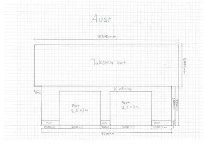 Håndtegnet oppriss av en fasade sett fra øst (Aust). Tegningen viser mål på takstein, to portåpninger og veggkonstruksjoner.