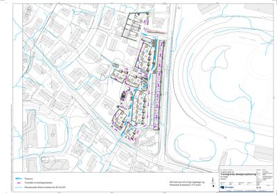 Situasjonsplan som viser bygningenes plassering i forhold til omgivelsene, inkludert veier, vannløp og naboeiendommer.